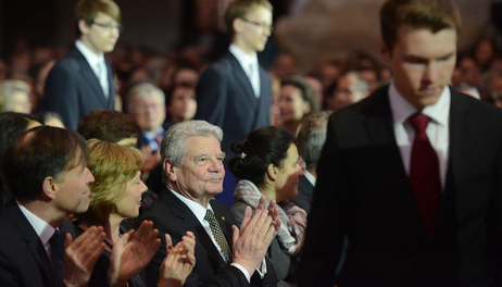 Bundespräsident Joachim Gauck und Daniela Schadt im Publikum beim Jubiläumskonzert anlässlich des 800. Gründungsjubiläums des Dresdner Kreuzchors in der Kreuzkirche in Dresden
