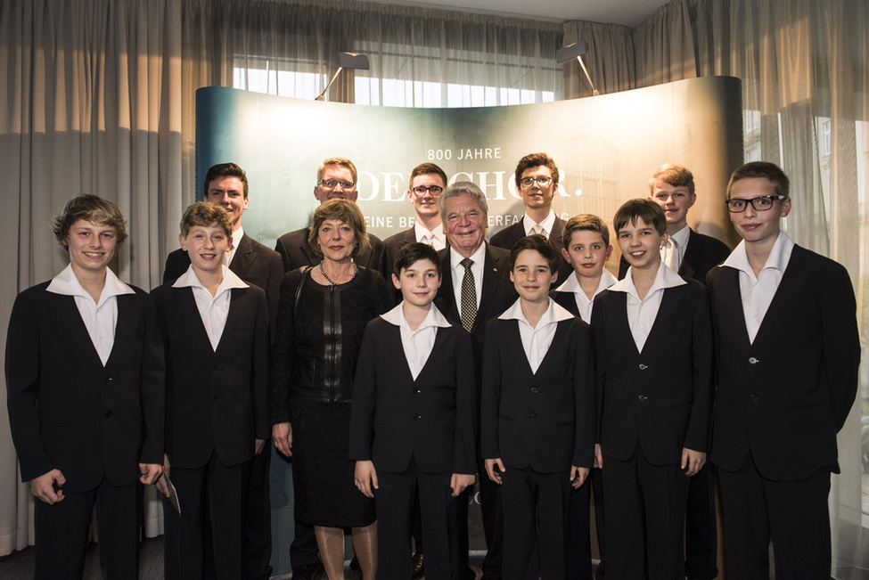 Bundespräsident Joachim Gauck und Daniela Schadt machen ein Gruppenfoto mit dem Kreuzchor bei dem Jubiläumskonzert anlässlich des 800. Gründungsjubiläums des Dresdner Kreuzchors in der Kreuzkirche in Dresden