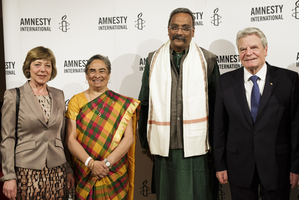 Bundespräsident Joachim Gauck und Daniela Schadt bei einem Gruppenbild mit Preisträger Henri Tiphagne und seiner Ehefrau Cynthia Tiphagne anlässlich der Verleihung des 8. Amnesty International Menschenrechtspreises im Maxim Gorki Theater in Berlin 