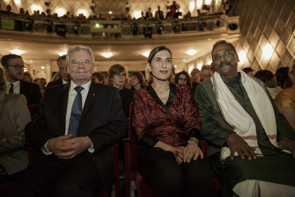 Bundespräsident Joachim Gauck mit Selmin Çalışkan, Generalsekretärin Amnesty International in Deutschland, und Preisträger Henri Tiphagne anlässlich der Verleihung des 8. Amnesty International Menschenrechtspreises im Maxim Gorki Theater in Berlin 