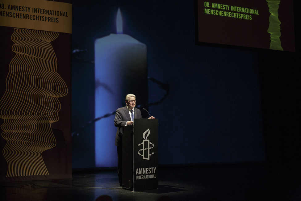 Bundespräsident Joachim Gauck hält eine Ansprache anlässlich der Verleihung des 8. Amnesty International Menschenrechtspreises im Maxim Gorki Theater in Berlin 