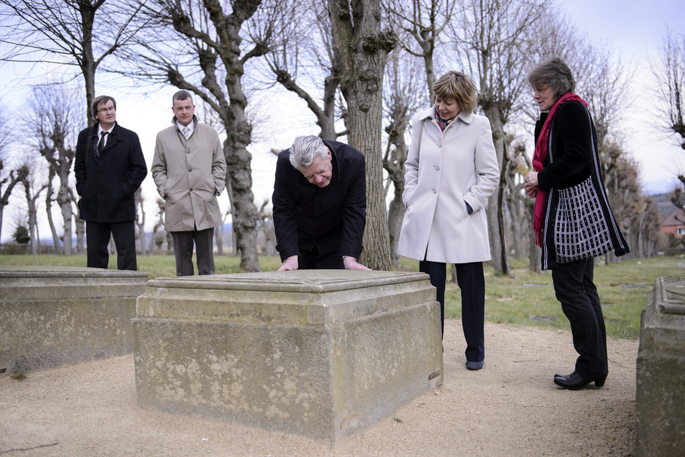 Bundespräsident Joachim Gauck und Daniela Schadt beim Gang über den Friedhof der Herrnhuter Brüdergemeinde anlässlich des Kurzbesuchs bei der Evangelischen Brüder-Unität und der Brüdergemeine Herrnhut