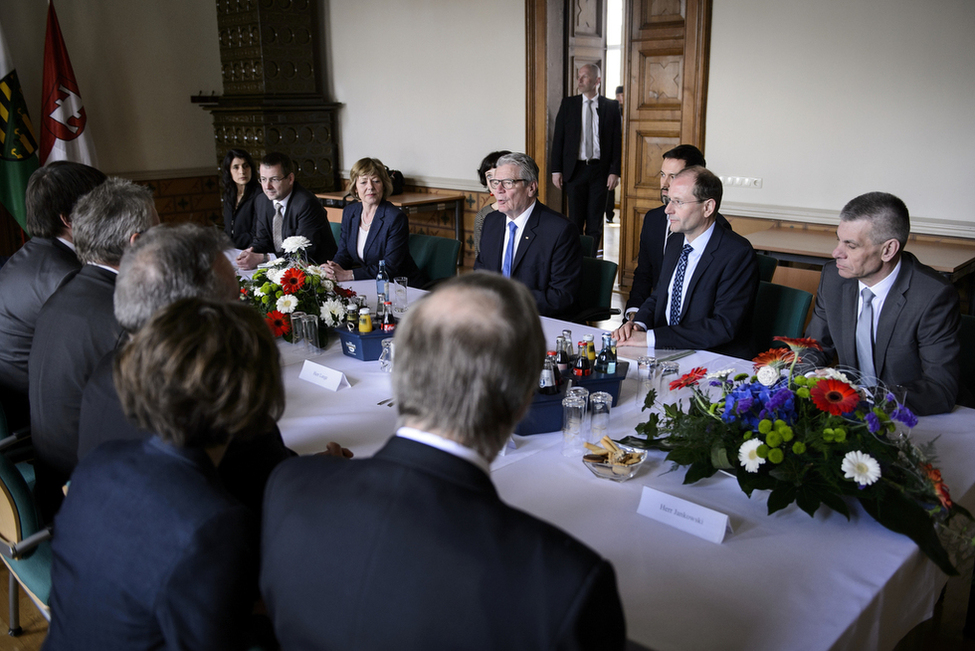 Bundespräsident Joachim Gauck und Daniela Schadt beim Gespräch mit Repräsentanten der Euroregion im Ratssaal des Rathauses in Zittau anlässlich des Besuchs in der Euroregion Neiße zum Thema 'Verantwortung vor Ort – Engagement in den Kommunen'