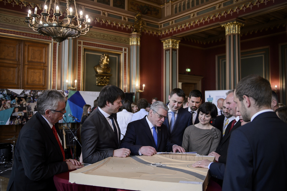 Bundespräsident Joachim Gauck informiert sich über kommunale Projekte der Euroregion im Bürgersaal des Rathauses in Zittau anlässlich des Besuchs in der Euroregion Neiße zum Thema 'Verantwortung vor Ort – Engagement in den Kommunen'