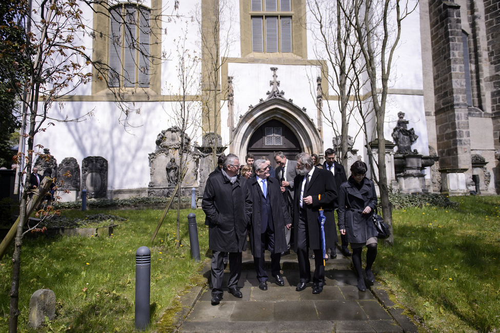 Bundespräsident Joachim Gauck und Daniela Schadt beim Gang über den Friedhof in das Museum 'Kirche zum Heiligen Kreuz' anlässlich des Besuchs in der Euroregion Neiße zum Thema 'Verantwortung vor Ort – Engagement in den Kommunen'