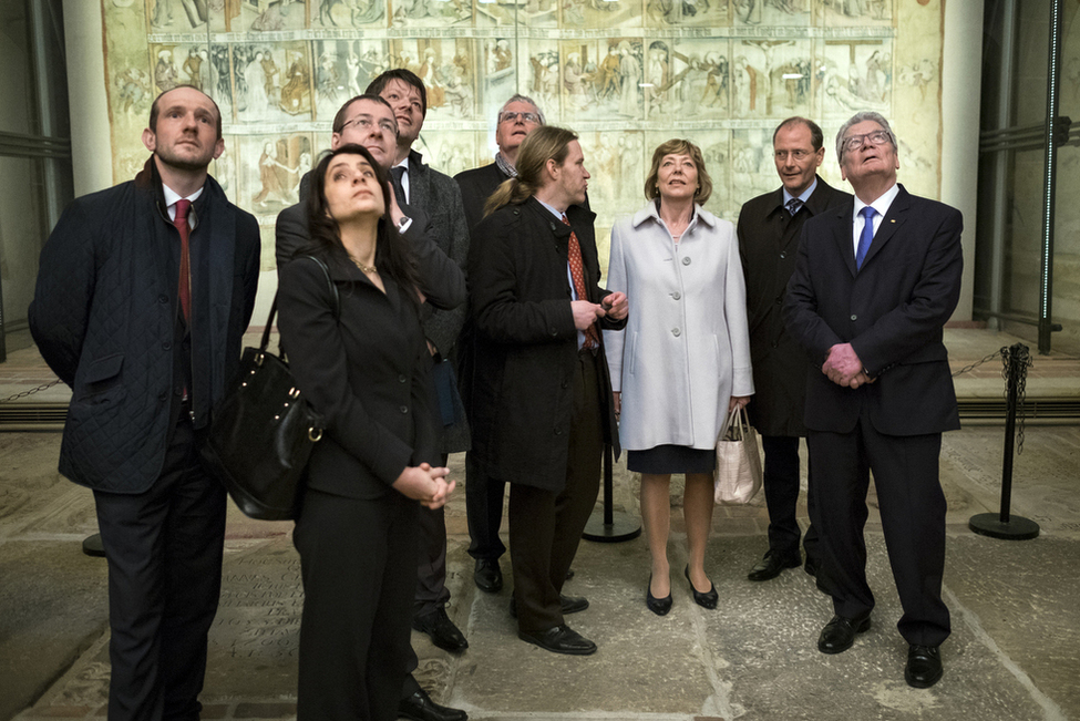 Bundespräsident Joachim Gauck und Daniela Schadt beim Rundgang des Museums 'Kirche zum Heiligen Kreuz' anlässlich des Besuchs in der Euroregion Neiße zum Thema 'Verantwortung vor Ort – Engagement in den Kommunen'