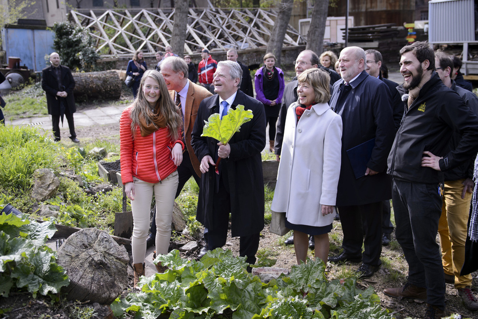 Bundespräsident Joachim Gauck und Daniela Schadt beim Rundgang über das Gelände des Urban Gardening Projektes des Vereins 'Second Attempt e.V.' anlässlich des Besuchs in der Euroregion Neiße zum Thema 'Verantwortung vor Ort – Engagement in den Kommunen'