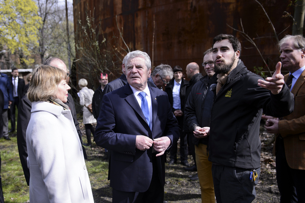 Bundespräsident Joachim Gauck und Daniela Schadt beim Rundgang über das Gelände des Urban Gardening Projektes des Vereins 'Second Attempt e.V.' anlässlich des Besuchs in der Euroregion Neiße zum Thema 'Verantwortung vor Ort – Engagement in den Kommunen'