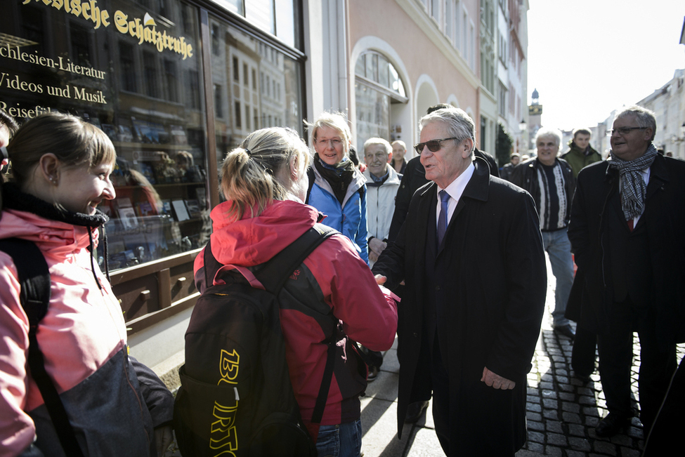 Bundespräsident Joachim Gauck bei der Begegnung mit Bürgerinnen und Bürgern beim Stadtrundgang durch Görlitz anlässlich des Besuchs in der Euroregion Neiße zum Thema 'Verantwortung vor Ort – Engagement in den Kommunen'