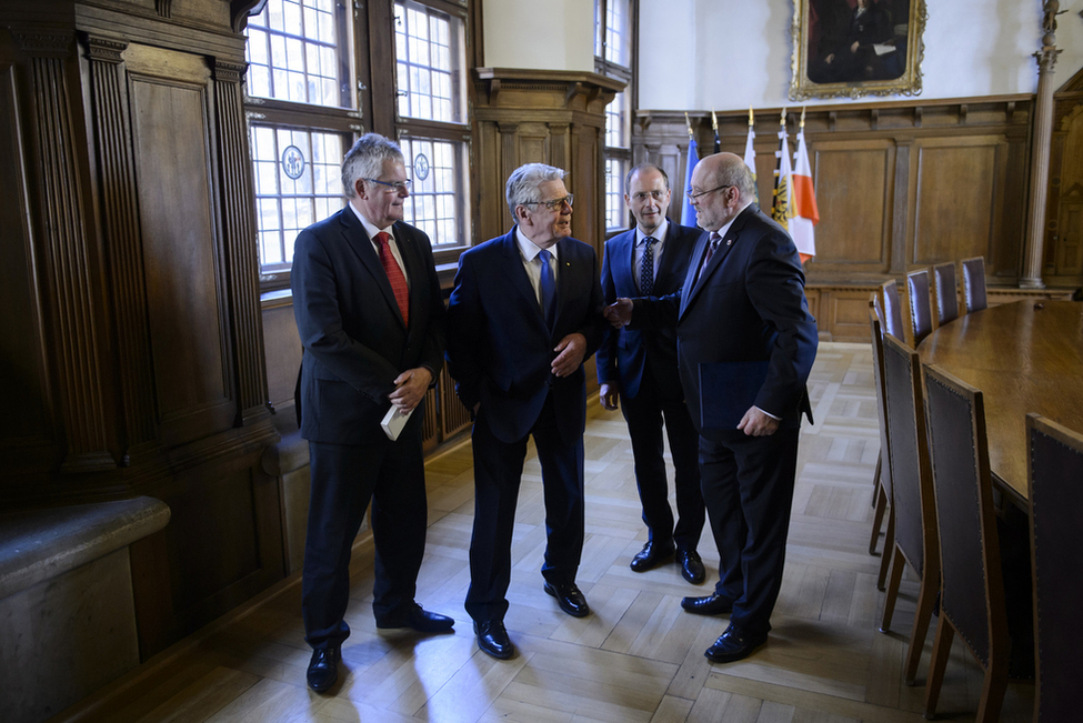 Bundespräsident Joachim Gauck bei der Begegnung mit Oberbürgermeister Siegfried Deinege, Staatsminister Markus Ulbig und Landrat Bernd Lange anlässlich des Besuchs in der Euroregion Neiße zum Thema 'Verantwortung vor Ort – Engagement in den Kommunen'