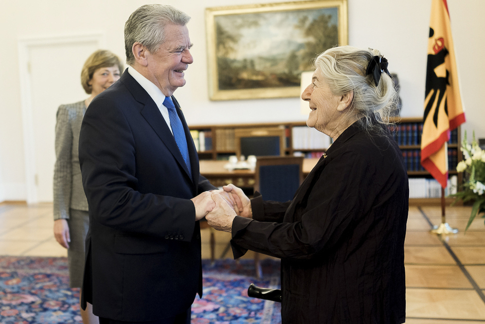 Bundespräsident Joachim Gauck und Daniela Schadt beim Gespräch mit der Zeitzeugin Betty Bausch im Amtszimmer von Schloss Bellevue