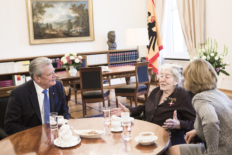 Bundespräsident Joachim Gauck und Daniela Schadt beim Gespräch mit der Zeitzeugin Betty Bausch im Amtszimmer von Schloss Bellevue