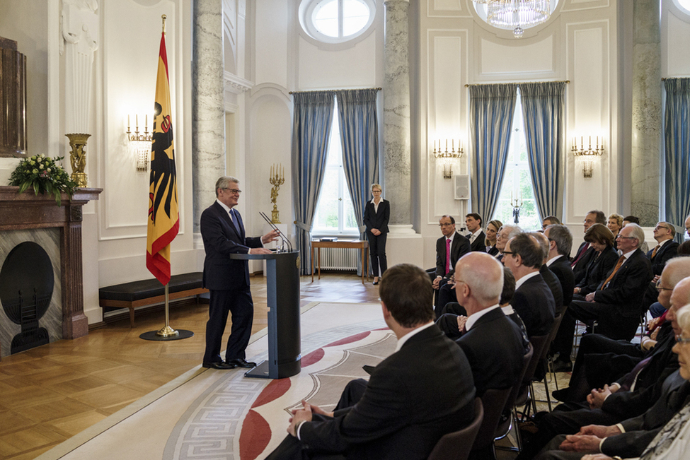 Bundespräsident Joachim Gauck hält eine Laudatio auf Ernst-Wolfgang Böckenförde anlässlich der Verleihung des Verdienstordens an ihn im Langhanssaal von Schloss Bellevue