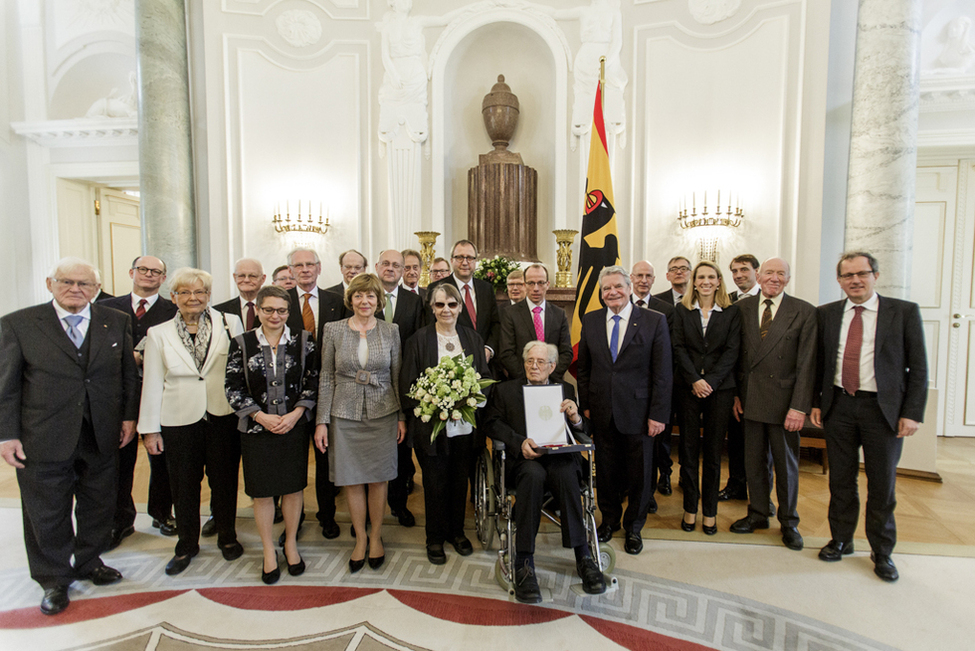 Bundespräsident Joachim Gauck überreicht Ernst-Wolfgang Böckenförde das Große Verdienstkreuz mit Stern und Schulterband im Langhanssaal von Schloss Bellevue