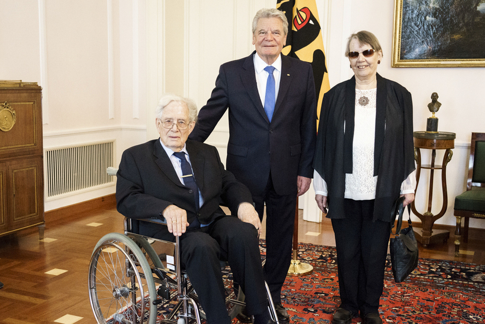 Bundespräsident Joachim Gauck begrüßt Ernst-Wolfgang Böckenförde und seine Ehefrau Mechthild anlässlich der Verleihung des Verdienstordens an ihn im Salon Luise von Schloss Bellevue