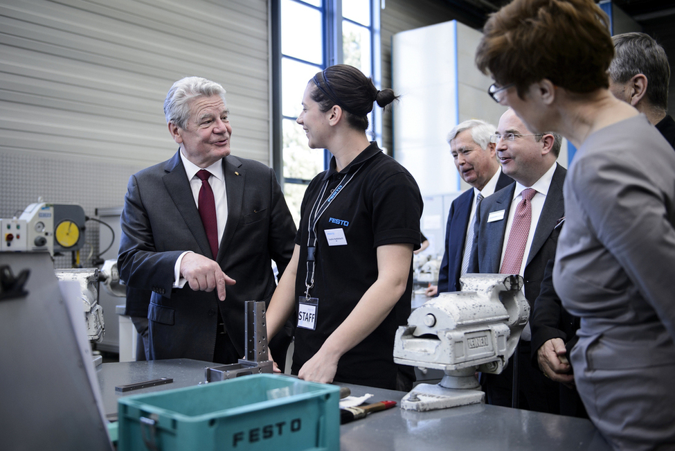Bundespräsident Joachim Gauck tauscht sich mit Auszubildenden über Automatisierungstechnik aus anlässlich der Informations- und Begegnungsreise mit dem Diplomatischen Korps und den Missionschefs internationaler Organisationen