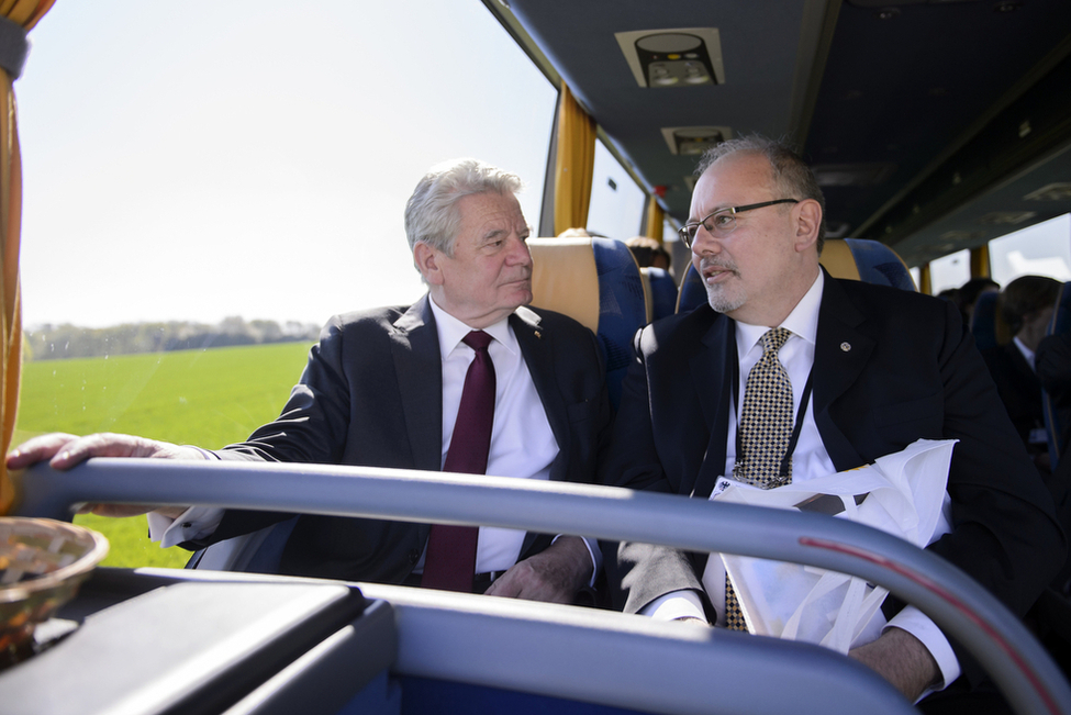 Bundespräsident Joachim Gauck bei einem Gespräch mit dem uruguayischen Botschafter Alberto Guani im Bus anlässlich der Informations- und Begegnungsreise mit dem Diplomatischen Korps und den Missionschefs internationaler Organisationen