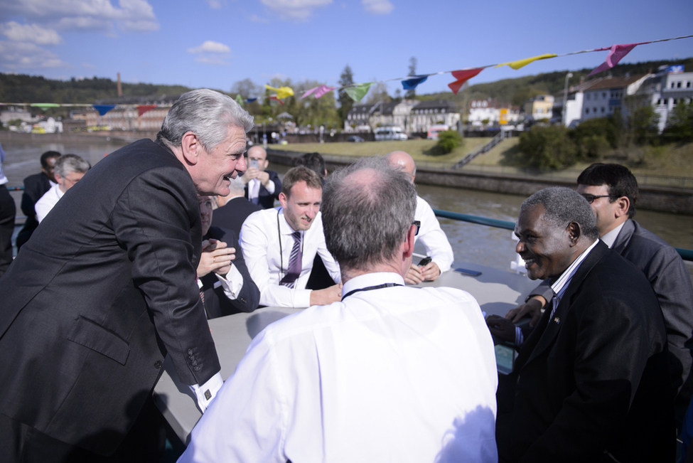 Bundespräsident Joachim Gauck im Gespräch bei einer Fahrt entlang der Saarschleife anlässlich der Informations- und Begegnungsreise mit dem Diplomatischen Korps und den Missionschefs internationaler Organisationen