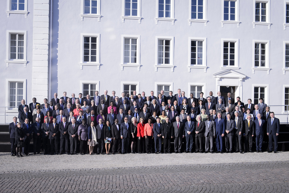 Bundespräsident Joachim Gauck im Gespräch beim Gruppenbild vor dem Saarbrücker Schloss anlässlich der Informations- und Begegnungsreise mit dem Diplomatischen Korps und den Missionschefs internationaler Organisationen