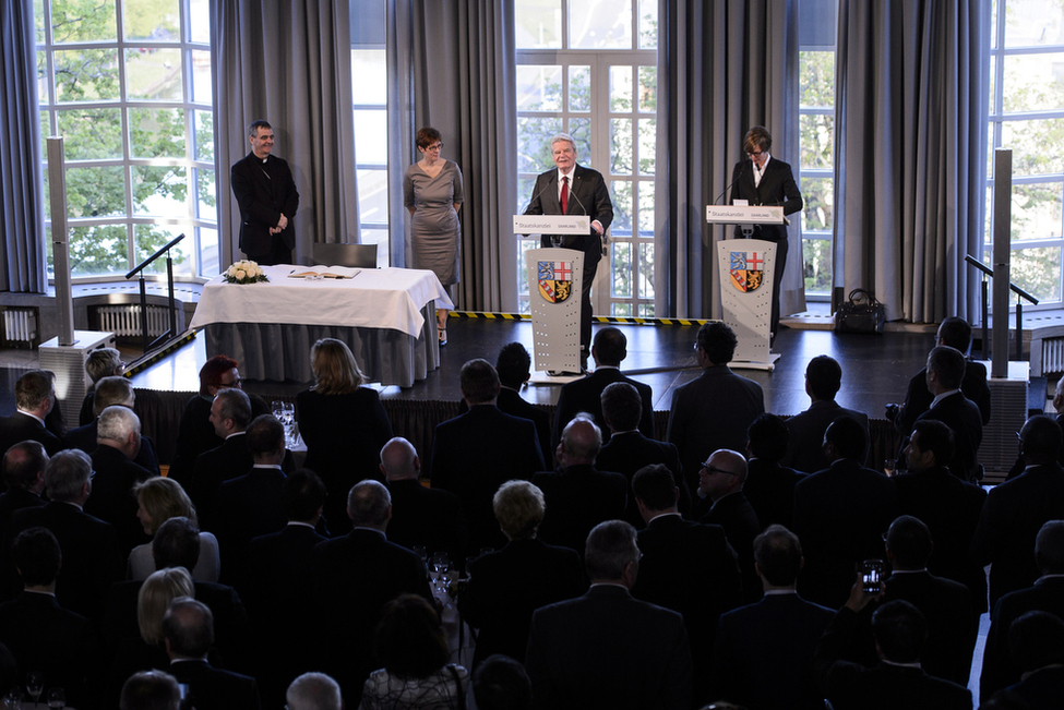 Bundespräsident Joachim Gauck bedankt sich auf dem Empfang im Saarbrücker Schloss anlässlich der Informations- und Begegnungsreise mit dem Diplomatischen Korps und den Missionschefs internationaler Organisationen