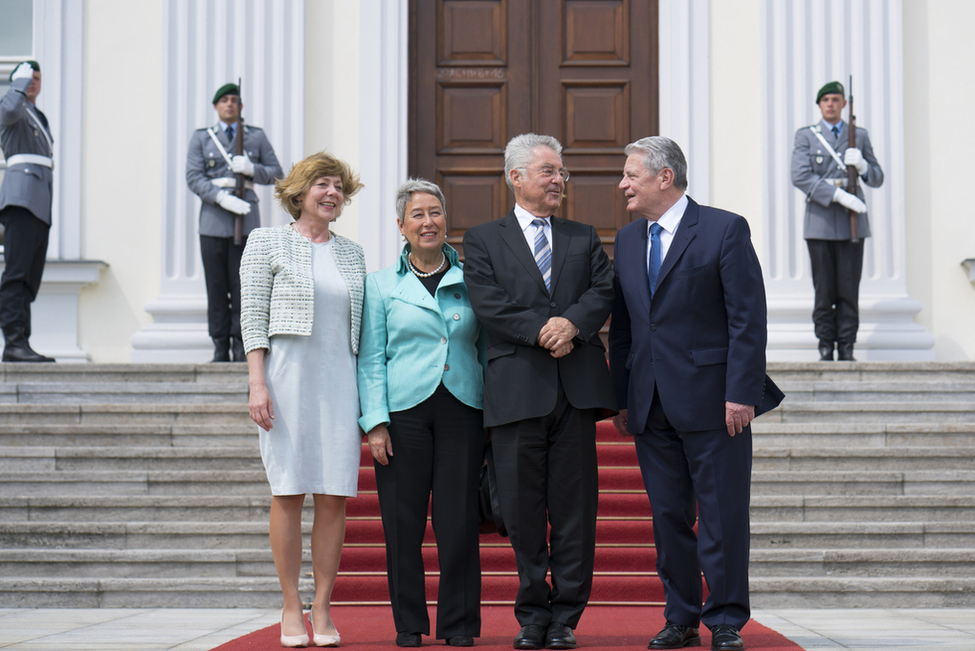 Bundespräsident Joachim Gauck und Daniela Schadt begrüßen den Bundespräsidenten der Republik Österreich, Heinz Fischer, und seine Ehefrau Margit Fischer am Schlossportal von Schloss Bellevue anlässlich eines Mittagessens zu seinen Ehren 