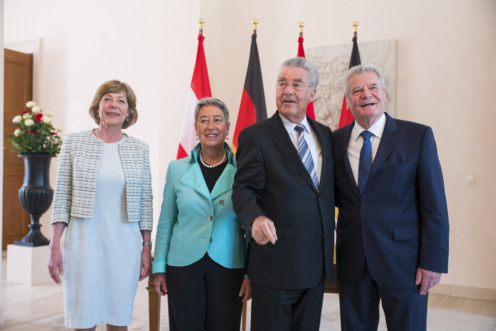 Bundespräsident Joachim Gauck und Daniela Schadt beim Eintrag ins Gästebuch des Bundespräsidenten der Republik Österreich, Heinz Fischer, und seine Ehefrau Margit Fischer in Schloss Bellevue anlässlich eines Mittagessens zu seinen Ehren 