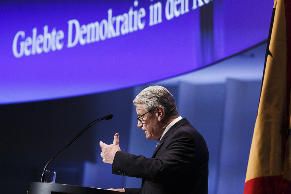 Bundespräsident Joachim Gauck hält eine Rede vor rund 750 Kommunalpolitikern aus ganz Deutschland bei der Veranstaltung "Gelebte Demokratie in den Kommunen" im Berlin Congress Center anlässlich eines Empfangs zum Tag des Grundgesetzes