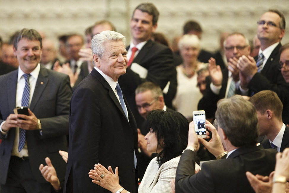 Bundespräsident Joachim Gauck begrüßt rund 750 Kommunalpolitikern aus ganz Deutschland bei der Veranstaltung "Gelebte Demokratie in den Kommunen" im Berlin Congress Center anlässlich eines Empfangs zum Tag des Grundgesetzes