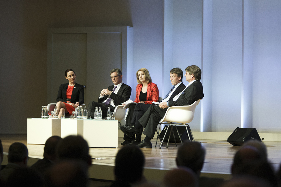 Podiumsdiskussion mit Ralph Spiegler, Bürgermeister der Verbandsgemeinde Nieder-Olm, Albrecht Schröter, Oberbürgermeister der Stadt Jena, Nicole Sander, Bürgermeisterin von Neunkirchen-Seelscheid, Ulrich von Alemann und  Moderatorin Astrid Frohloff