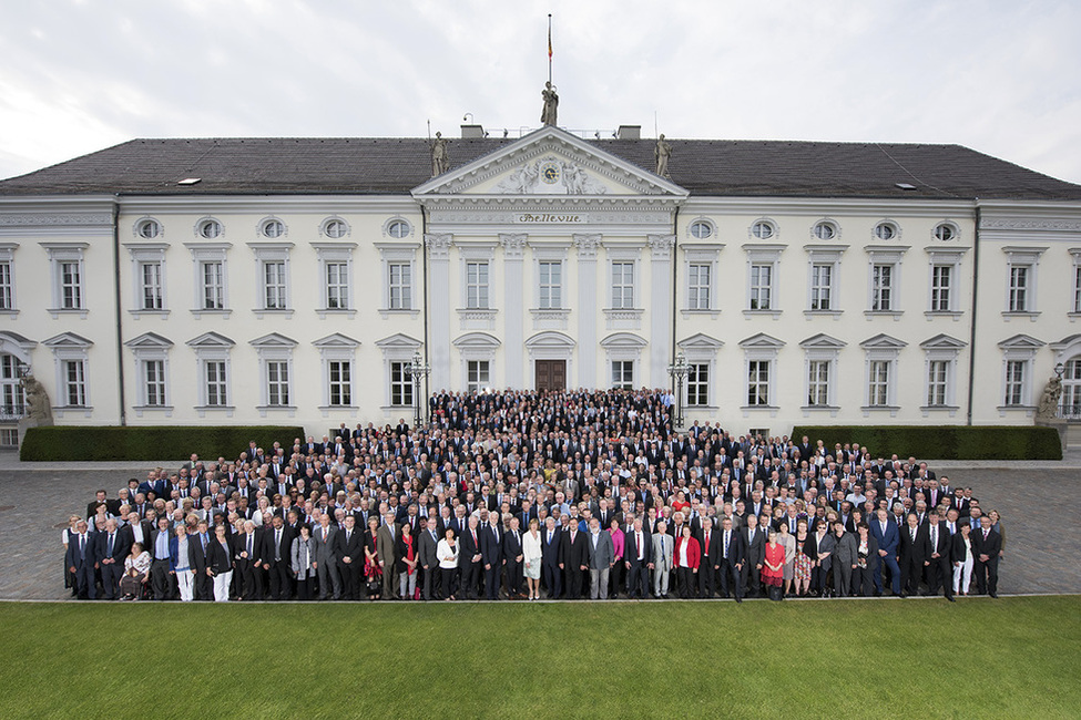 Bundespräsident Joachim Gauck und Daniela Schadt bei einem Gruppenbild vor dem Schlossportal anlässlich des Empfangs für die rund 750 Kommunalpolitikerinnen und Kommunalpolitiker