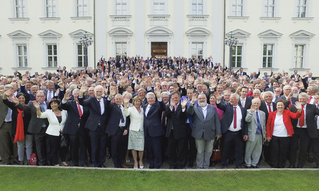 Bundespräsident Joachim Gauck und Daniela Schadt bei einem Gruppenbild vor dem Schlossportal anlässlich des Empfangs für die rund 750 Kommunalpolitikerinnen und Kommunalpolitiker