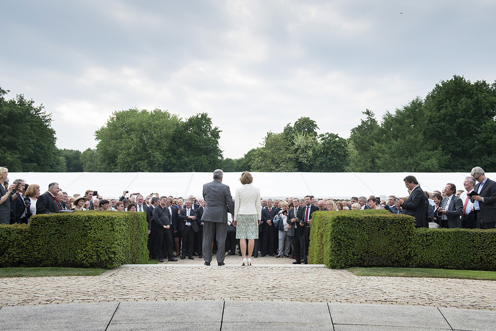 Bundespräsident Joachim Gauck und Daniela Schadt begrüßen rund 750 Kommunalpolitikerinnen und Kommunalpolitiker anlässlich eines Empfangs im Schlosspark von Schloss Bellevue