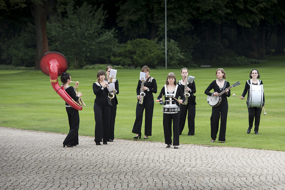 Das Damenorchester Salome musiziert im Schlosspark anlässlich des Empfangs für rund 750 Kommunalpolitikerinnen und Kommunalpolitiker in Schloss Bellevue