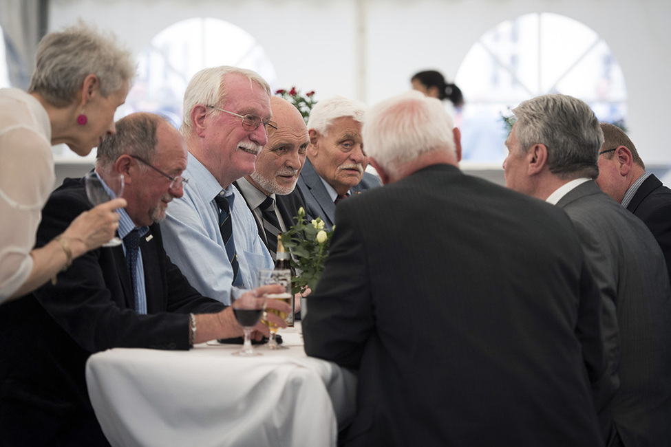 Bundespräsident Joachim Gauck beim Austausch mit Kommunalpolitikerinnen und Kommunalpolitiker anlässlich des Empfangs im Schlosspark in Schloss Bellevue
