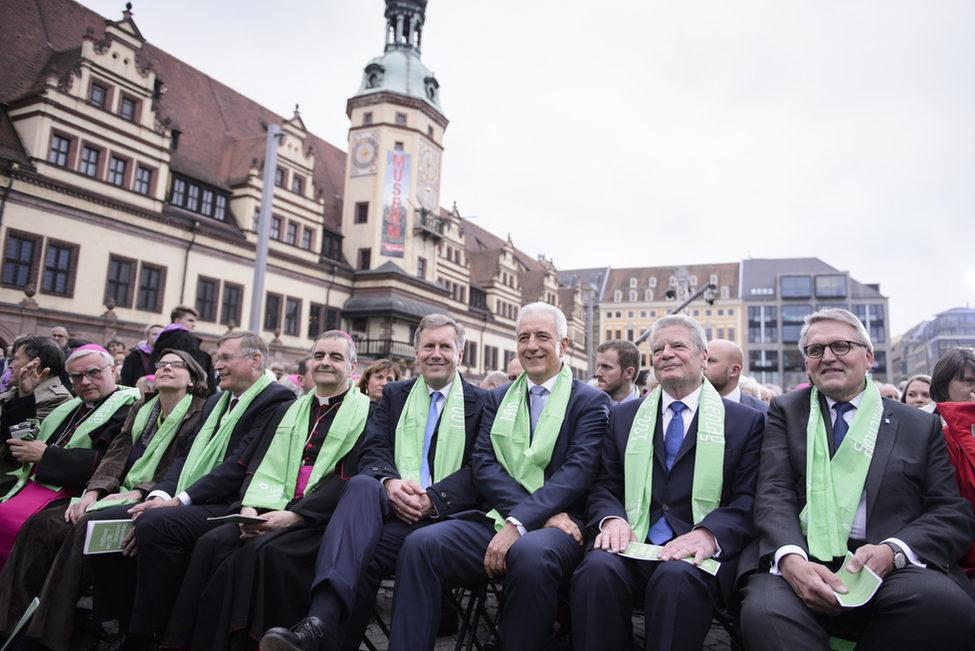 Bundespräsident Joachim Gauck neben Bundespräsident a.D. Christian Wulff (4 v.r.), Ministerpräsident von Sachsen, Stanislaw Tillich (3 v.r.), und Thomas Sternberg (r.), Präsident des Zentralkomitees beim 100. Deutschen Katholikentag in Leipzig 