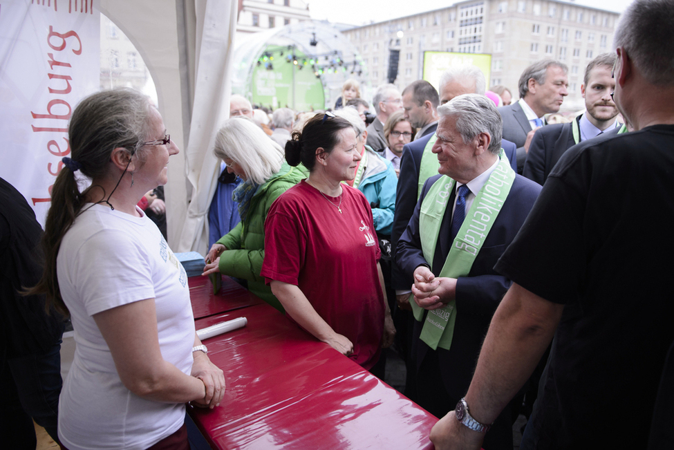 Bundespräsident Joachim Gauck beim Austausch  an einem Stand auf dem Leipziger Markt anlässlich der Eröffnung des 100. Deutschen Katholikentages in Leipzig 