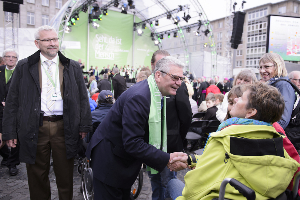 Bundespräsident Joachim Gauck bei der Begegnung mit Bürgerinnen und Bürgern auf dem Leipziger Markt anlässlich der Eröffnung des 100. Deutschen Katholikentages in Leipzig 