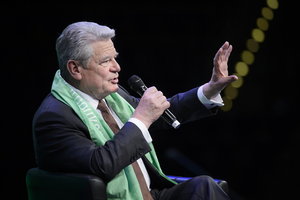 Bundespräsident Joachim Gauck bei der Podiumsdiskussion zum Thema 'In welcher Gesellschaft wollen wir leben?' beim 100. Deutschen Katholikentag auf der Bühne der Konzerthalle der Arena Leipzig 