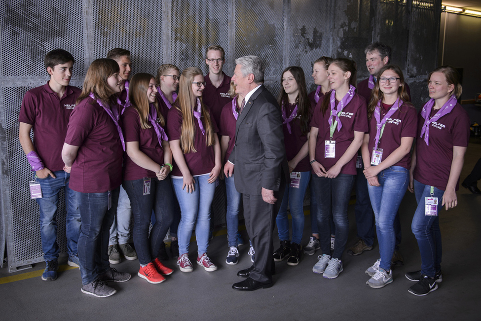 Bundespräsident Joachim Gauck bei der Begegnung mit Jugendlichen nach der Podiumsdiskussion zum Thema 'In welcher Gesellschaft wollen wir leben?' beim 100. Deutschen Katholikentag in der Arena Leipzig 