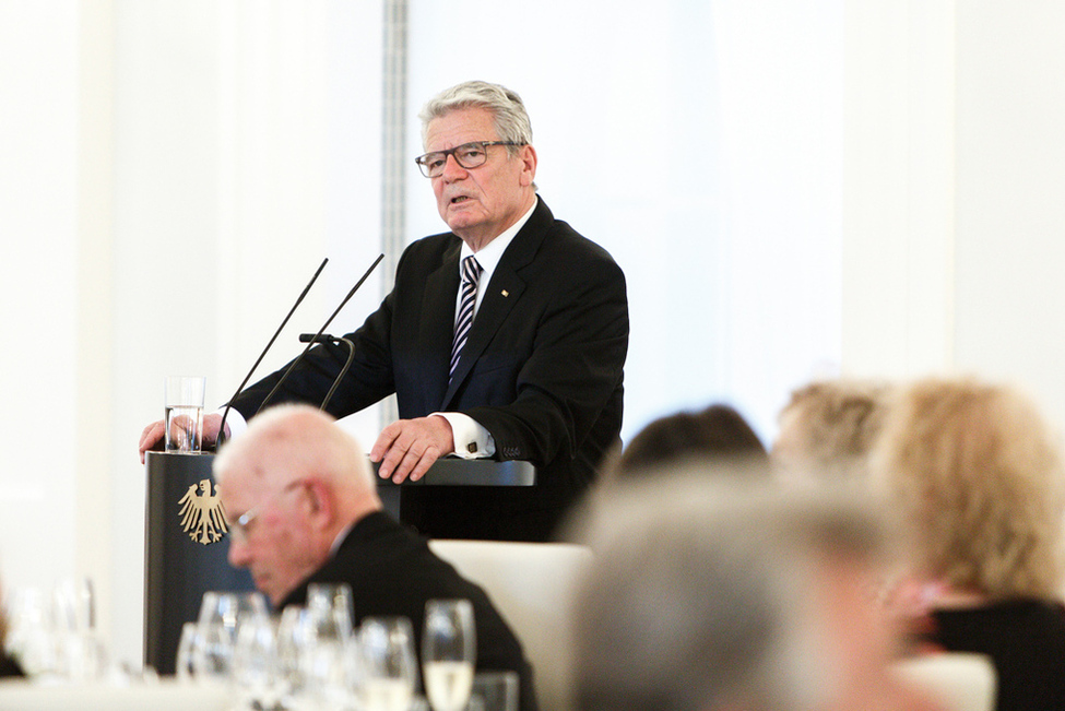 Bundespräsident Joachim Gauck hält bei einem Abendessen anlässlich der Jahrestag des Ordens Pour le mérite für Wissenschaften und Künste eine Ansprache in Schloss Bellevue