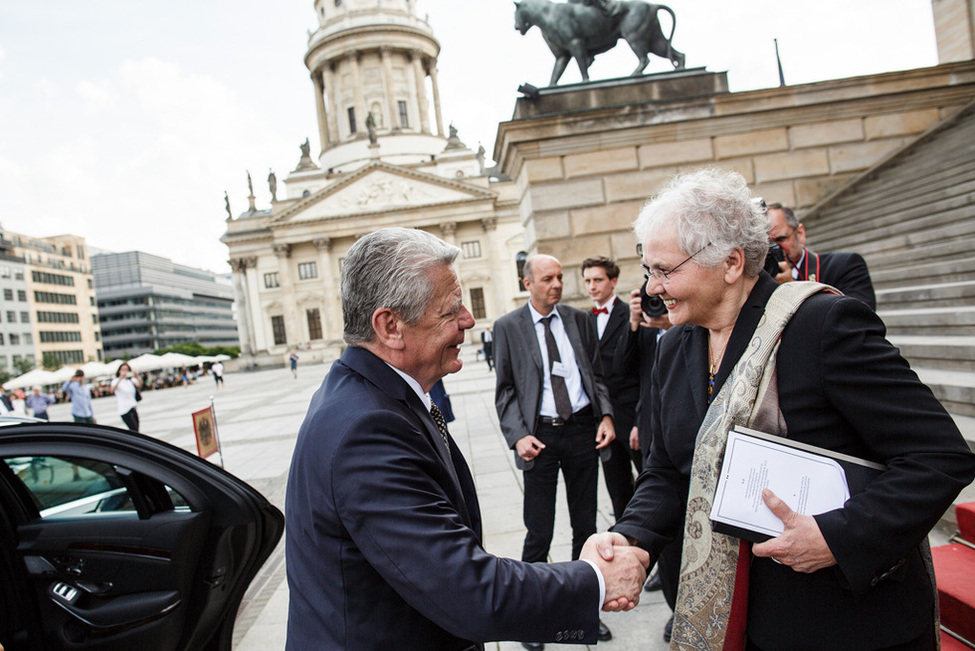 Bundespräsident Joachim Gauck begrüßt Ordenskanzlerin Christiane Nüsslein-Vollhardt anlässlich der Sitzung des Ordens Pour le mérite für Wissenschaften und Künste auf dem Gendarmenmarkt vor dem Berliner Konzerthaus