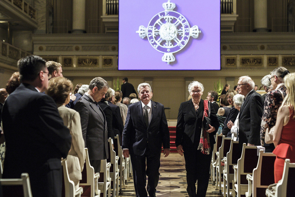 Bundespräsident Joachim Gauck zieht nach der öffentlichen Sitzung des Ordens Pour le mérite für Wissenschaften und Künste gemeinsam mit der Ordenskanzlerin Christiane Nüsslein-Vollhardt und den Ordensträgern aus dem Berliner Konzerthaus aus