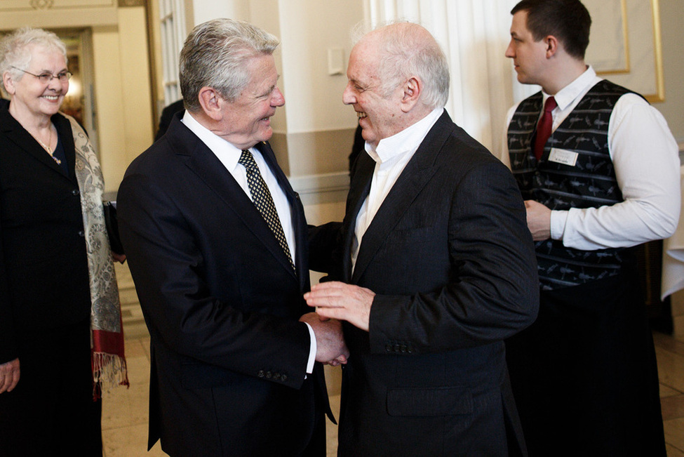 Bundespräsident Joachim Gauck bei der Begegnung mit dem neuen Mitglied Daniel Barenboim, Dirigent und Konzertpianist, bei der öffentlichen Sitzung des Ordens Pour le mérite für Wissenschaften und Künste im Berliner Konzerthaus