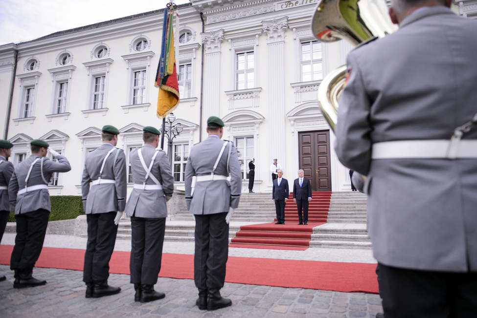Bundespräsident Joachim Gauck begrüßt den portugiesischen Präsidenten, Marcelo Rebelo de Sousa, mit militärischen Ehren im Ehrenhof von Schloss Bellevue anlässlich seines Antrittsbesuches