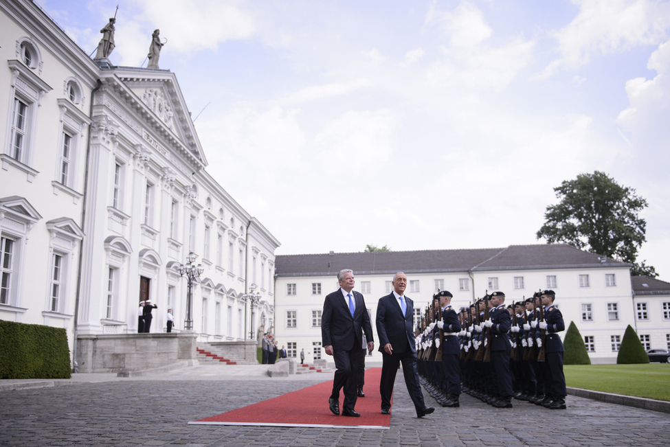 Bundespräsident Joachim Gauck begrüßt den portugiesischen Präsidenten, Marcelo Rebelo de Sousa, mit militärischen Ehren im Ehrenhof von Schloss Bellevue anlässlich seines Antrittsbesuches