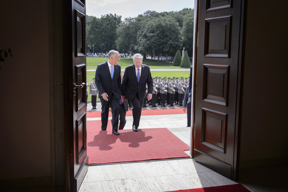 Bundespräsident Joachim Gauck beim gemeinsamen Gang in die Eingangshalle von Schloss Bellevue mit dem portugiesischen Präsidenten, Marcelo Rebelo de Sousa, anlässlich seines Antrittsbesuches