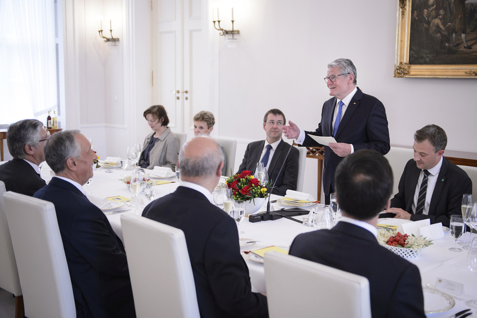 Bundespräsident Joachim Gauck beim Toast zu Beginn des gemeinsamen Mittagessens mit dem portugiesischen Präsidenten, Marcelo Rebelo de Sousa, im Schinkelsaal von Schloss Bellevue anlässlich seines Antrittsbesuches