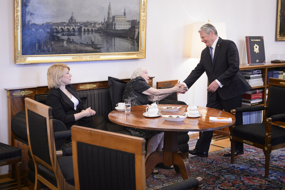 Bundespräsident Joachim Gauck begrüßt die russische Menschenrechtsaktivistin Ljudmila Aleksejewa im Amtszimmer von Schloss Bellevue 