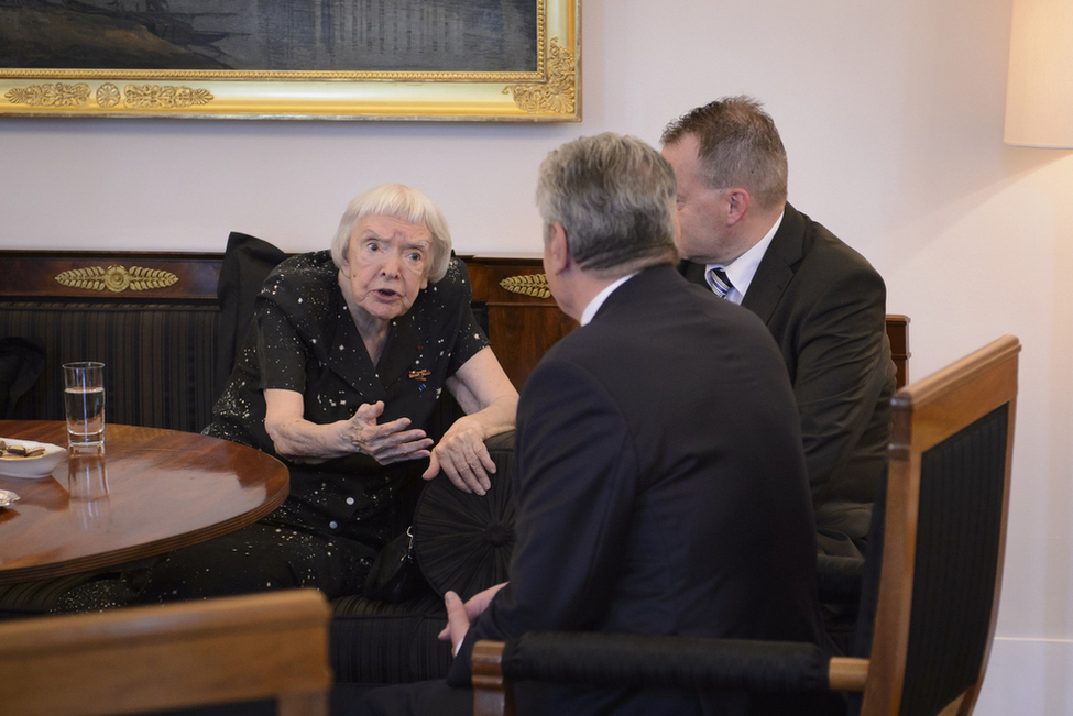 Bundespräsident Joachim Gauck beim Austausch mit der russischen Menschenrechtsaktivistin Ljudmila Aleksejewa im Amtszimmer von Schloss Bellevue 