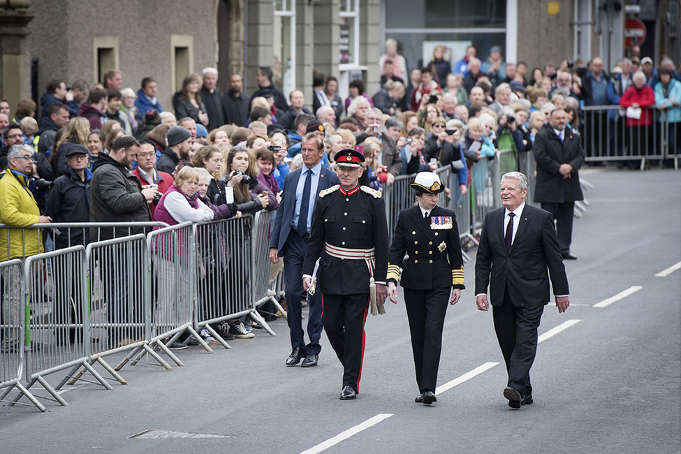 Bundespräsident Joachim Gauck beim Gang zum Rathaus von Kirkwall in Begleitung von Prinzessin Anne anlässlich seiner Teilnahme am Gedenken an die Skagerrakschlacht im Vereinigten Königreich